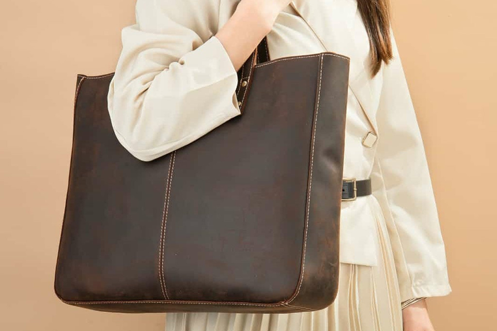 Accessorizing with Leather: Pairing Bags with Outfits